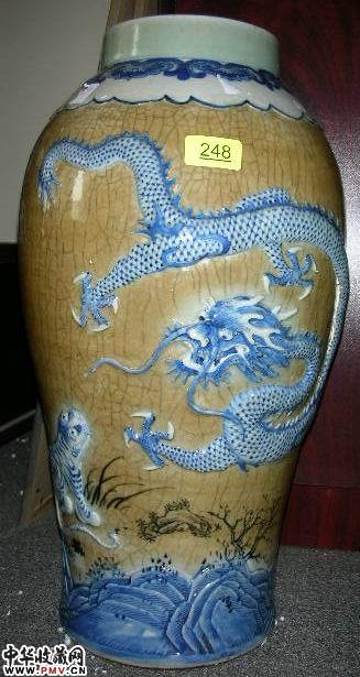 酱地青花雕龙虎瓶