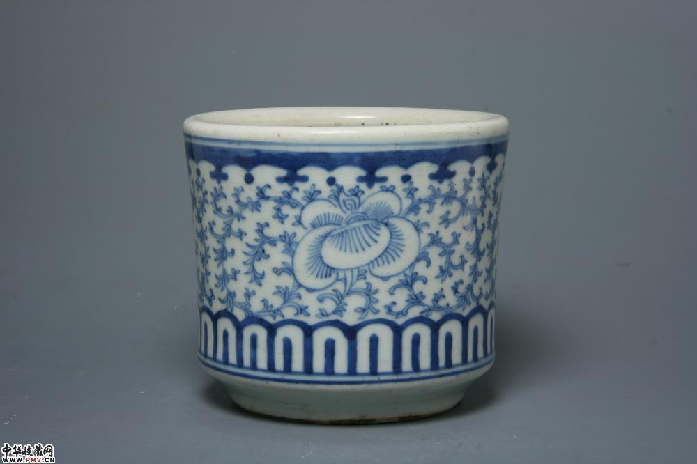 清嘉庆景德镇窑青花缠枝牡丹纹筒式炉