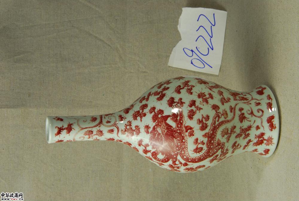 釉里红灵芝龙纹橄榄瓶