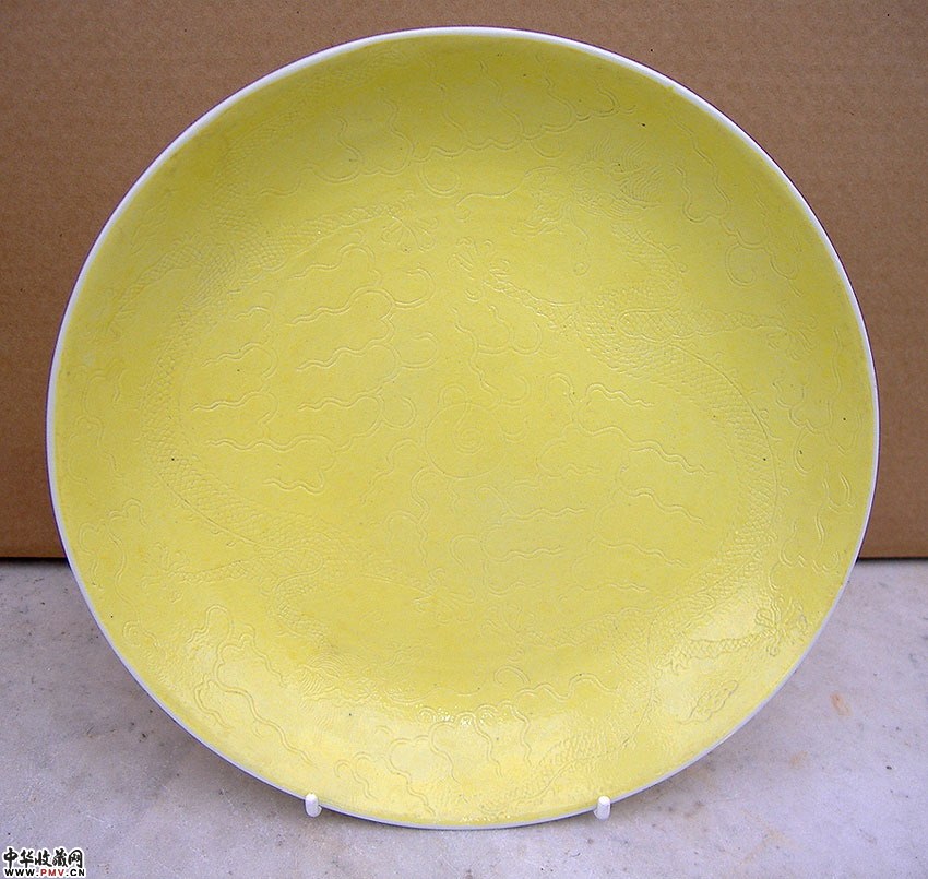 黄釉暗刻龙纹盘