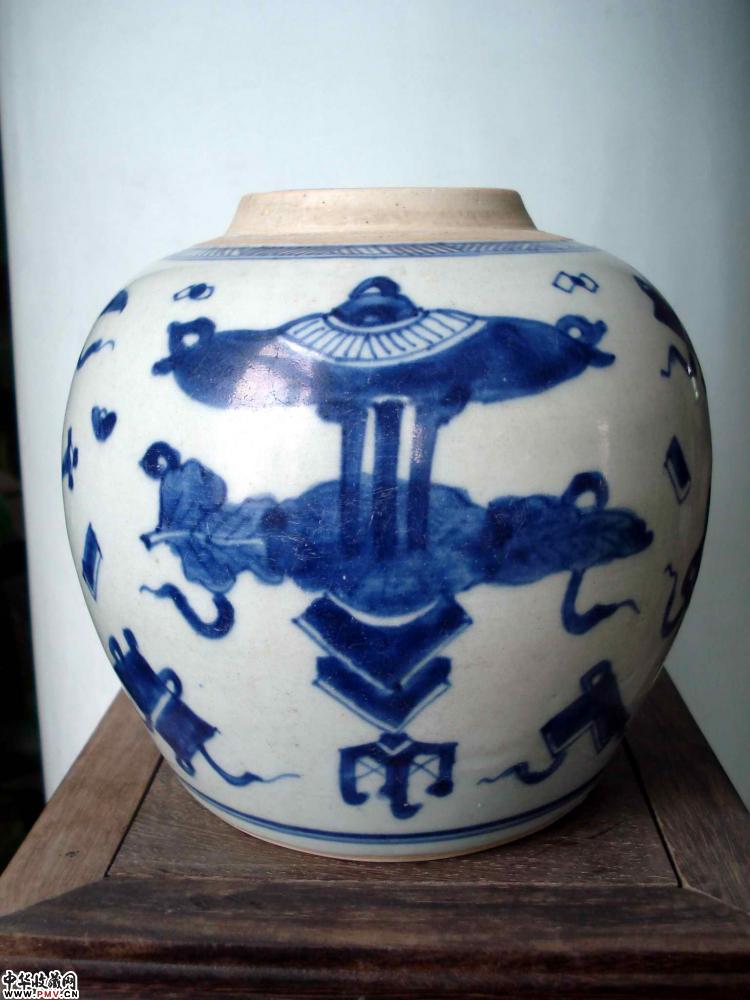青花杂宝图罐