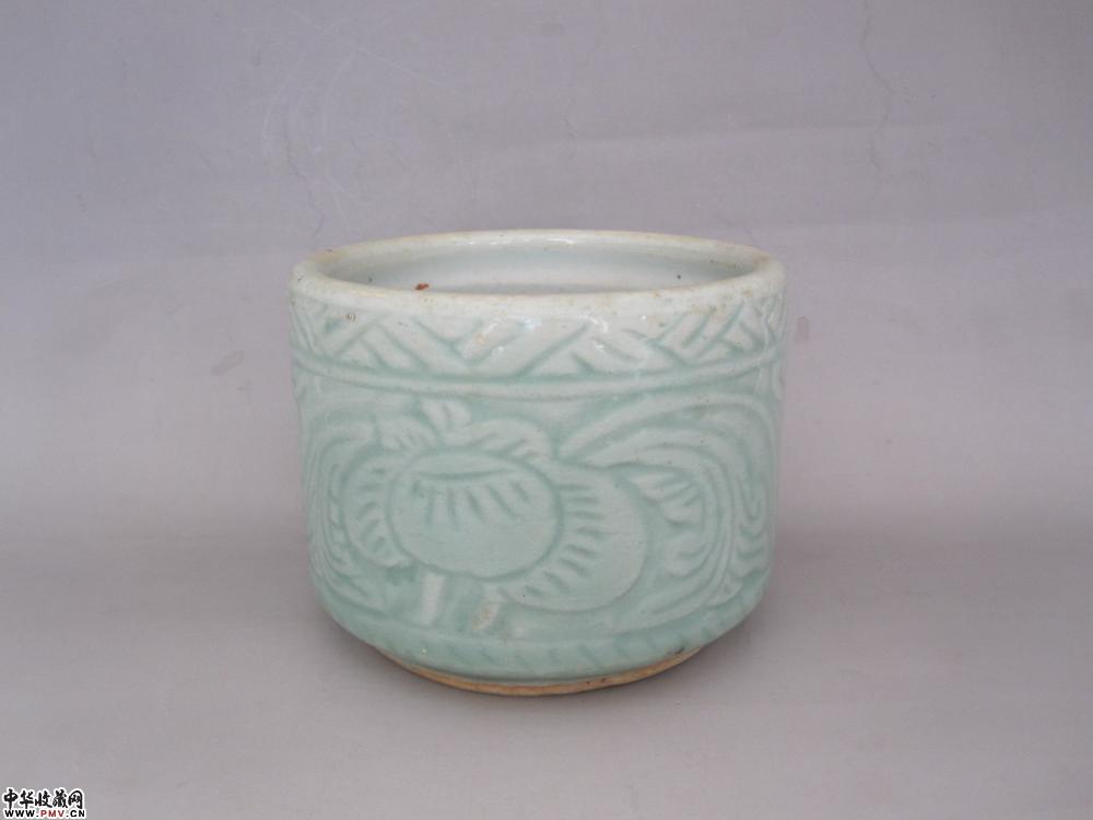 清代景德镇窑豆青釉刻印花卉纹筒式炉《已售》 清代景德镇窑豆青釉刻印花卉纹筒式炉《已售》