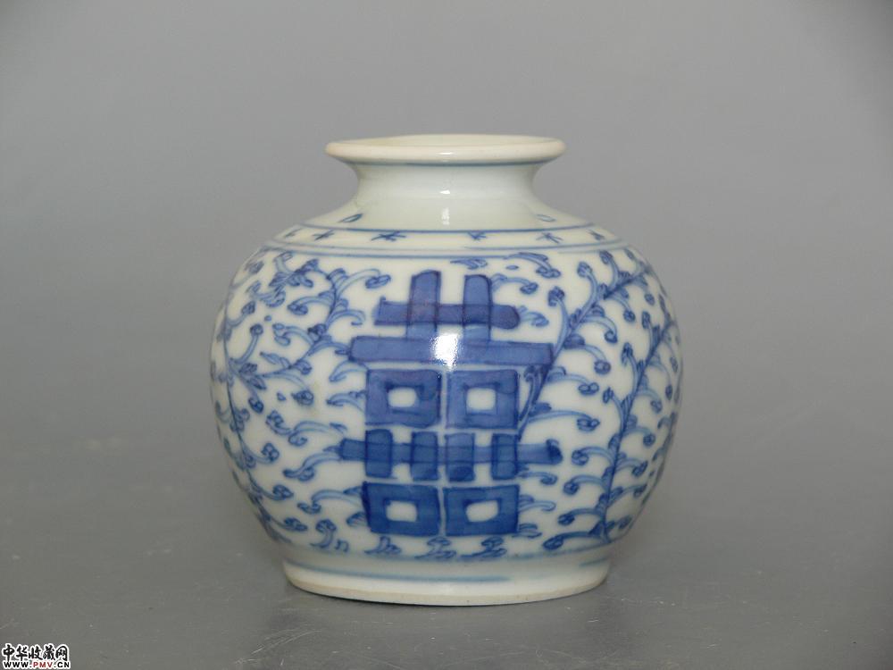 清嘉庆青花勾描缠枝双喜石榴尊