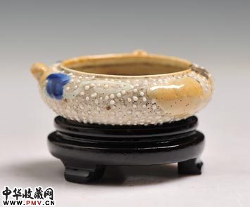 清光绪 珍珠釉堆塑荷塘草虫纹笔洗 清光绪 珍珠釉堆塑荷塘草虫纹笔洗