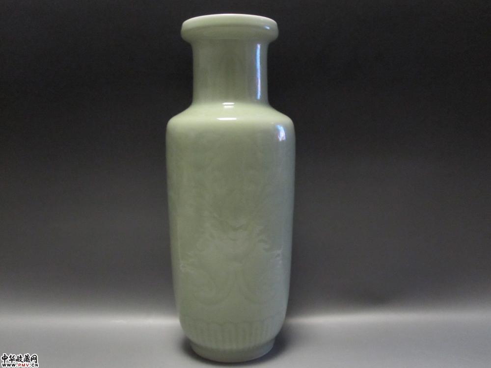 光绪豆青釉暗刻蕉叶牡丹花卉纹棒槌瓶《已售》 光绪豆青釉暗刻蕉叶牡丹花卉纹棒槌瓶《已售》