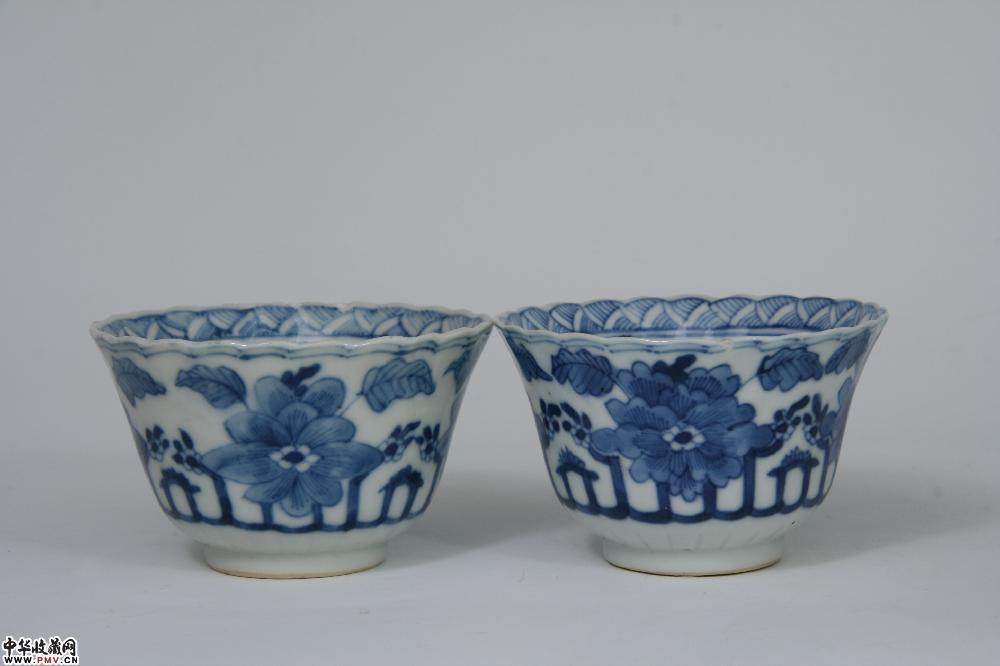 清康熙景德镇窑青花花卉纹菱口杯（2只）