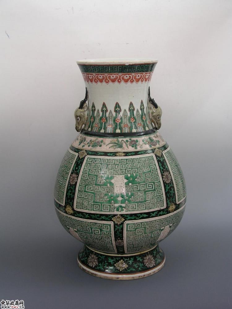 清光绪黑地五彩饕餮纹双鹿头耳尊