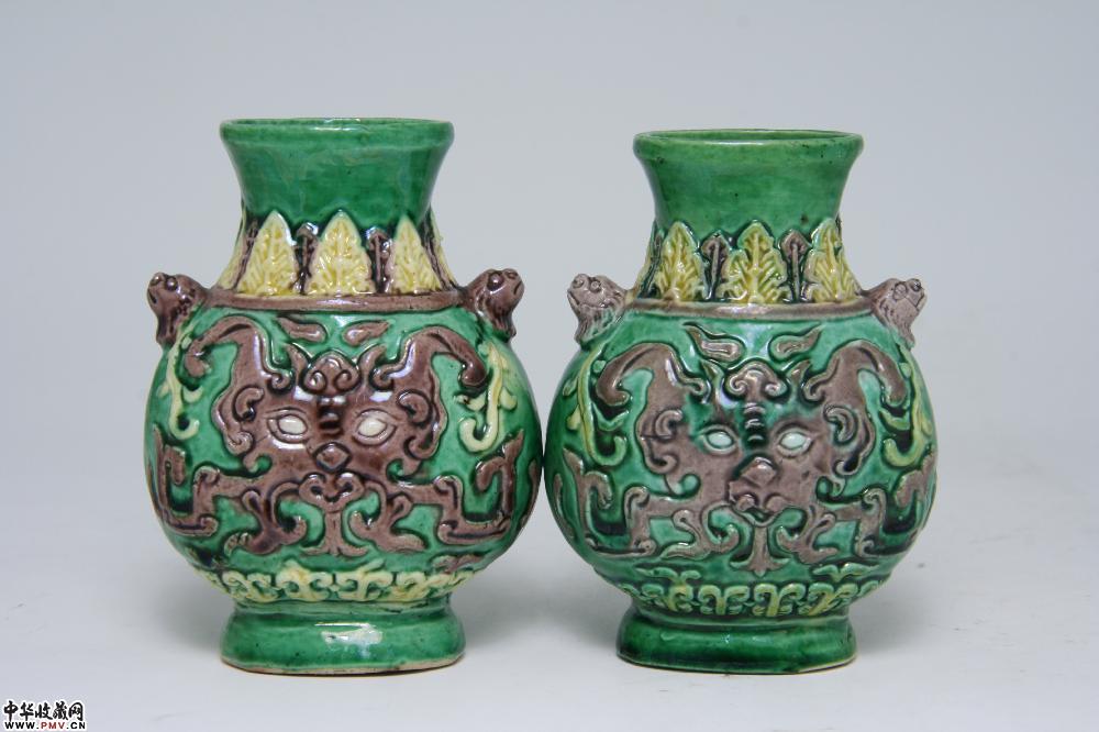 清光绪景德镇窑素三彩饕餮纹狮耳扁瓶（一对）