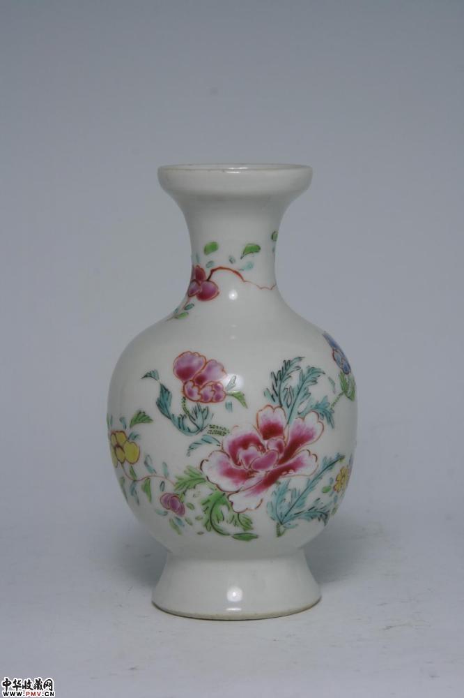 清雍正景德镇窑粉彩花蝶纹盘口瓶