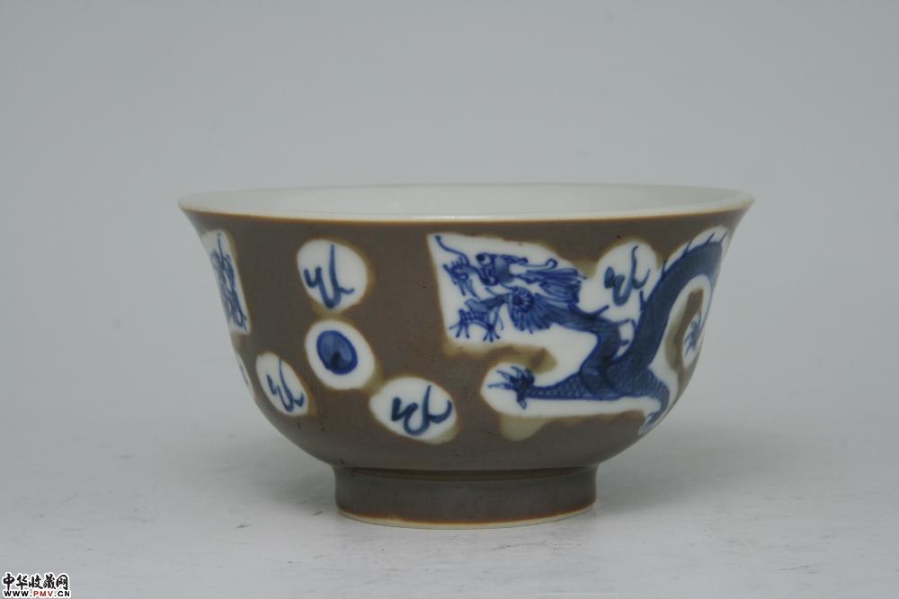 民国景德镇窑酱地青花双龙戏珠纹碗
