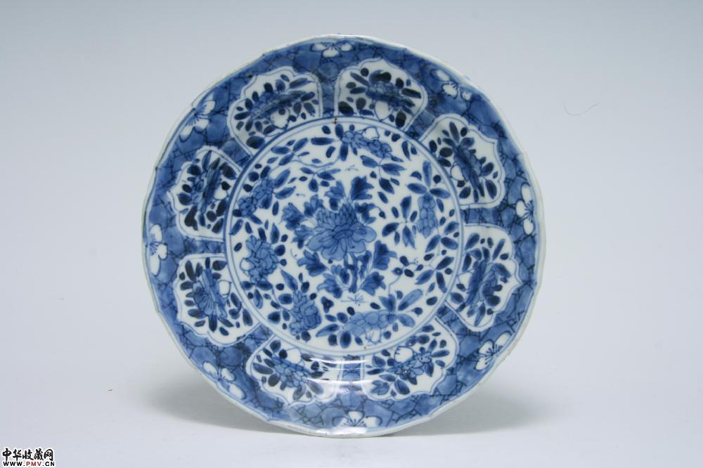 清康熙景德镇窑青花牡丹纹菱口盘