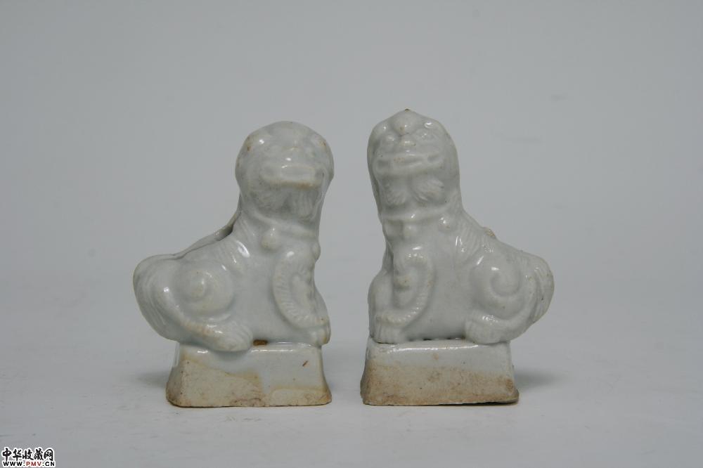 清中期德化窑白釉狮子烛插（一对）