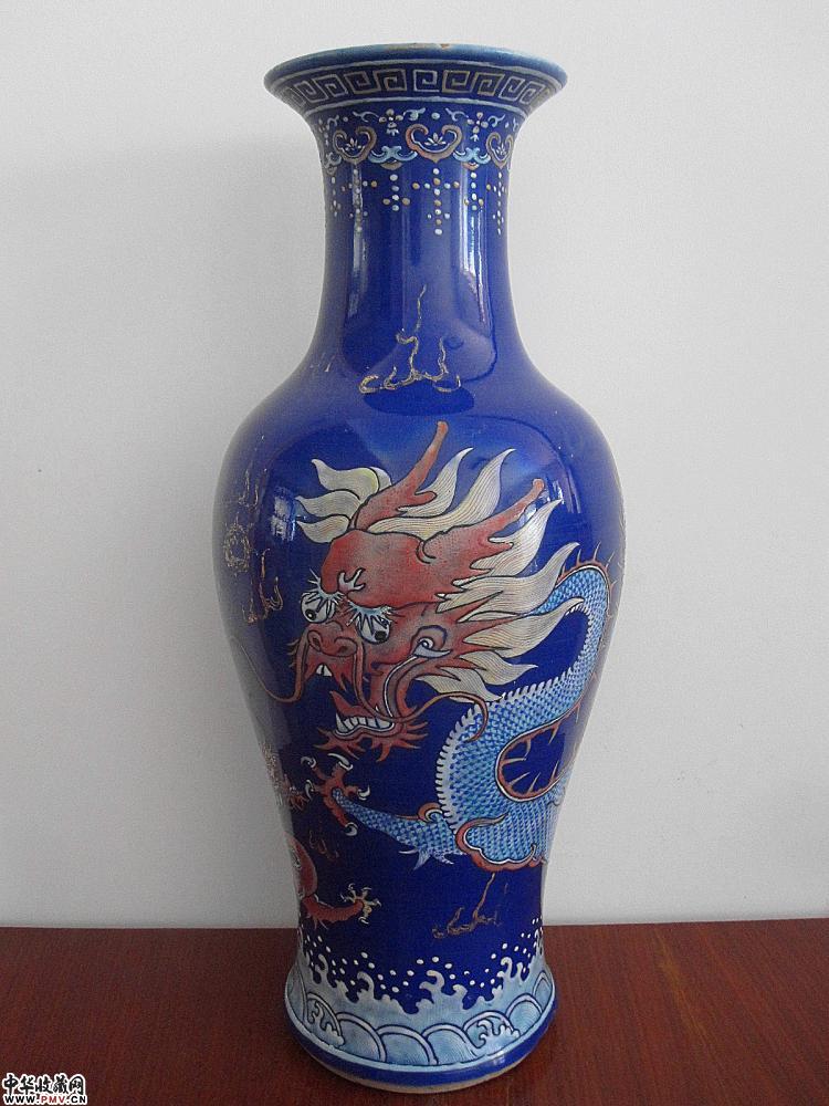 清乾隆款宝石蓝釉描金苍龙教子图观音瓶