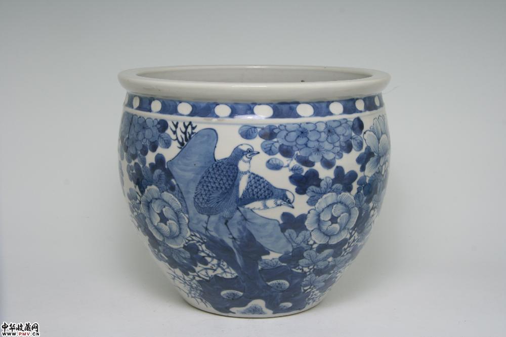 清咸丰景德镇窑青花鹌鹑牡丹纹卷缸