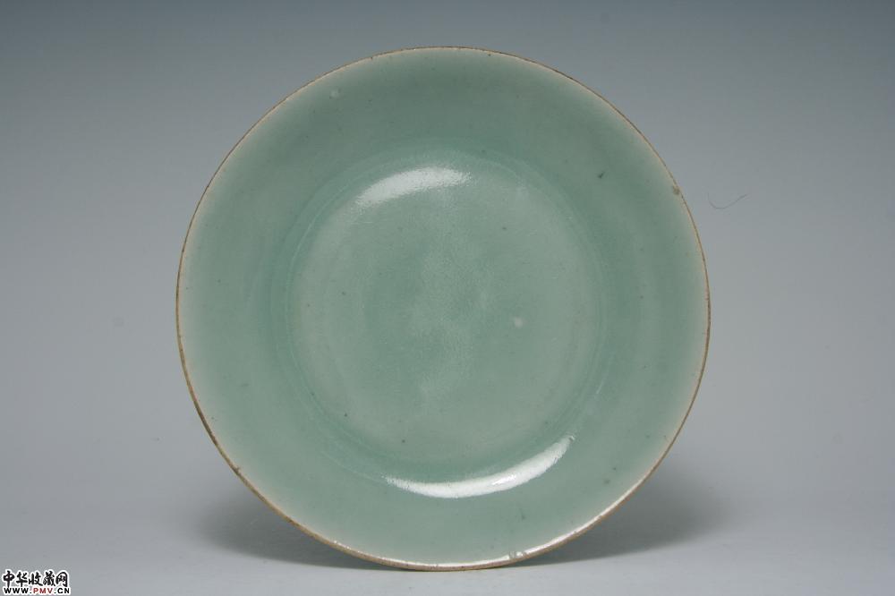 清嘉庆景德镇窑豆青釉盘