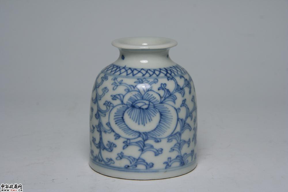 清嘉庆景德镇窑青花淡描牡丹纹水丞