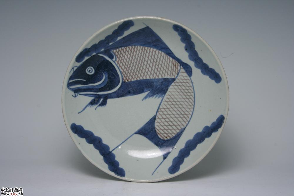 清嘉庆景德镇窑青花釉里红鱼纹盘