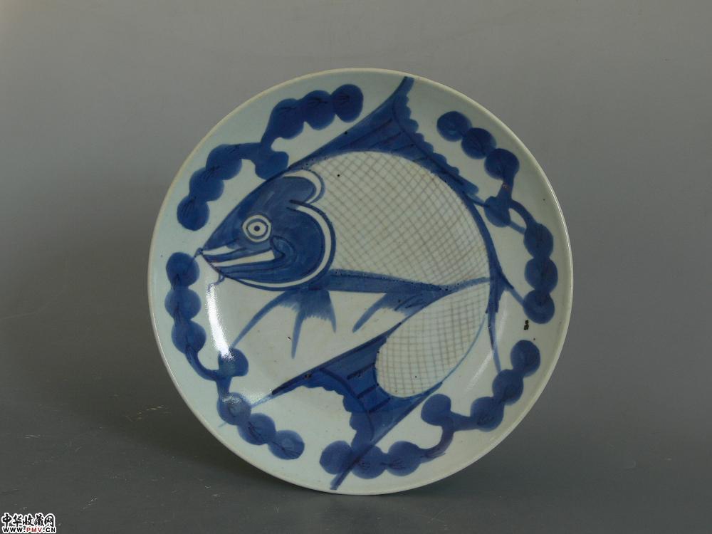 清嘉庆青花釉里红鱼纹大盘