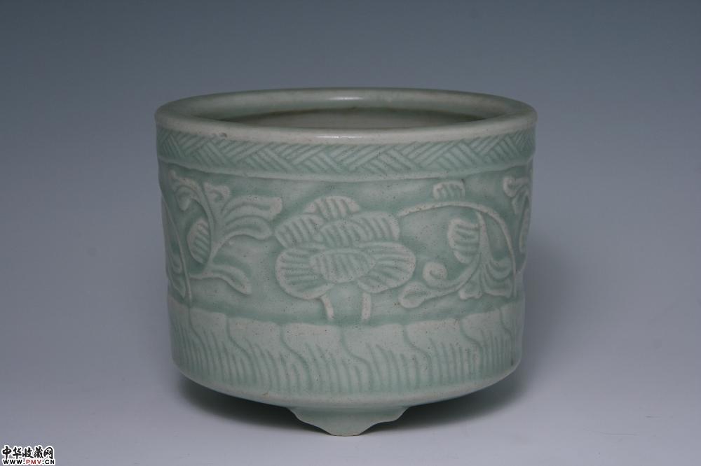 清乾隆景德镇窑豆青釉刻牡丹纹三足筒炉