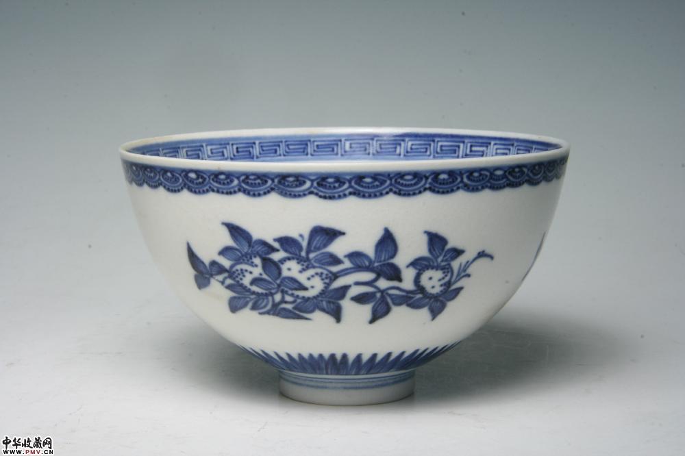 清中期景德镇窑青花三多纹碗