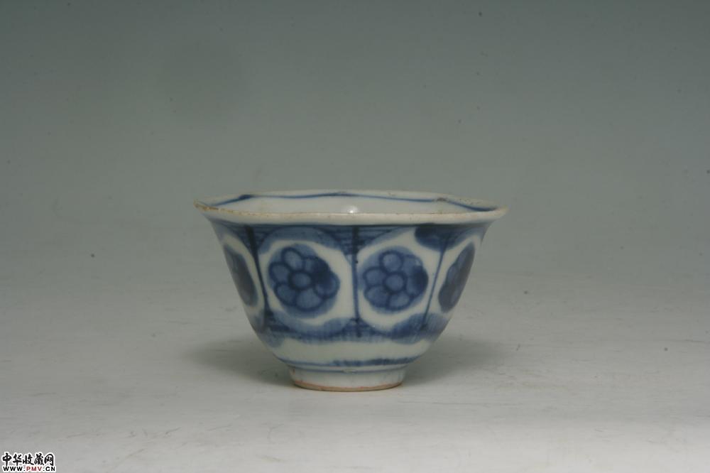 明万历景德镇窑青花花卉纹八角杯