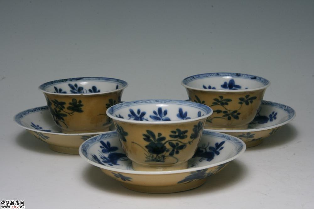 清康熙景德镇窑米黄釉青花花卉纹杯碟（三套）