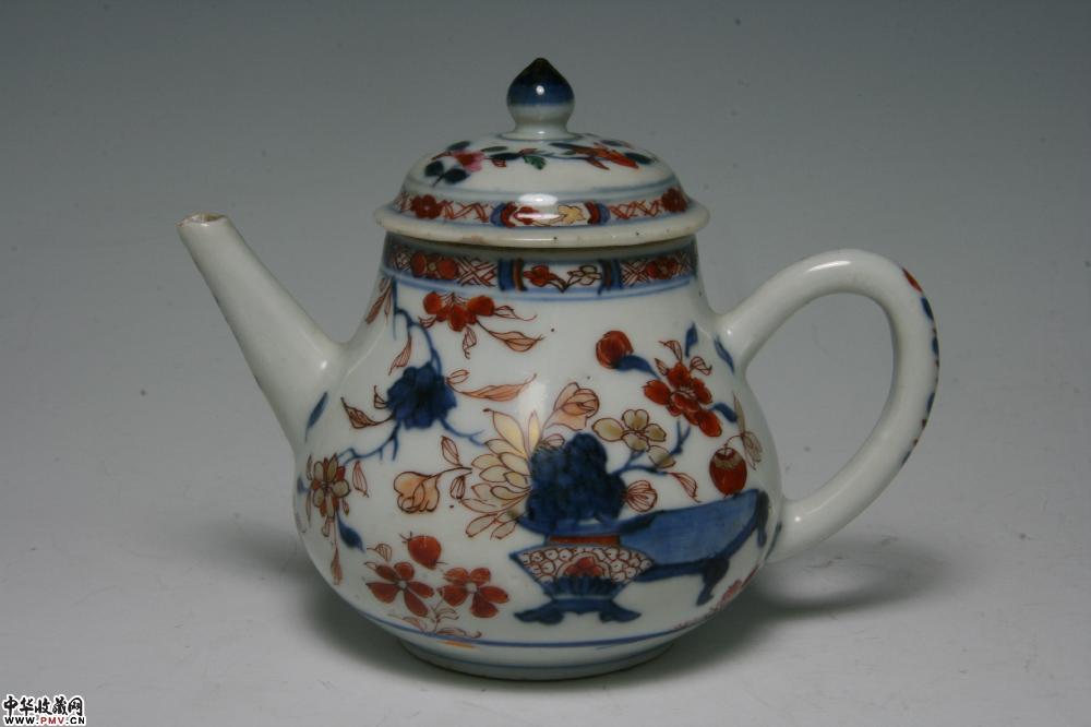 清乾隆景德镇窑青花五彩博古纹梨形壶