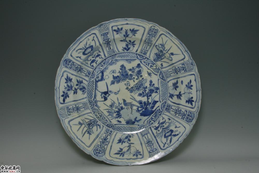 明万历景德镇窑青花开光花鸟纹菱口大盘
