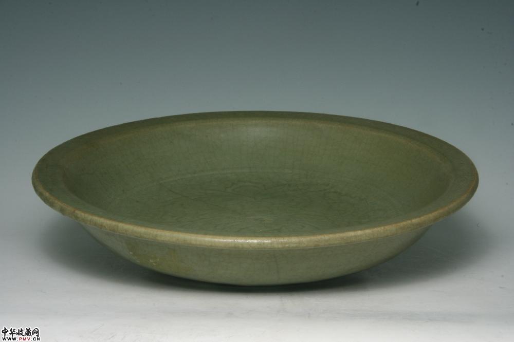 清初龙泉窑青釉刻花卉纹折沿大盘