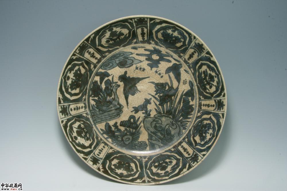 明万历平和窑哥釉地青花荷塘翠鸟纹大盘
