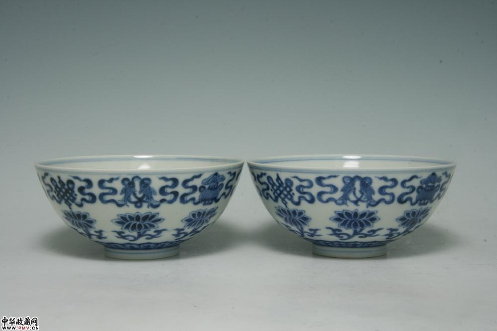清乾隆景德镇官窑青花杂宝纹碗（一对）