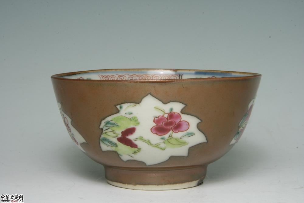 清乾隆景德镇窑酱底开光粉彩花卉纹碗