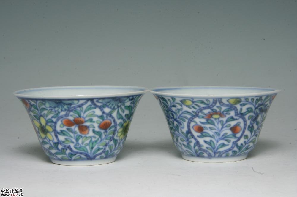 清乾隆景德镇窑斗彩花卉纹马蹄杯（一对）