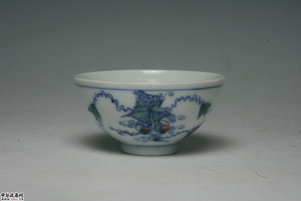 清雍正景德镇窑斗彩松鼠葡萄纹杯