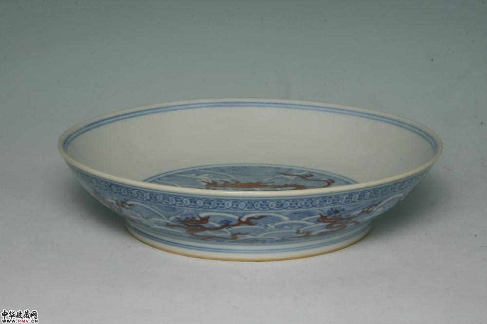 清乾隆景德镇窑青花矾红海水龙纹盘