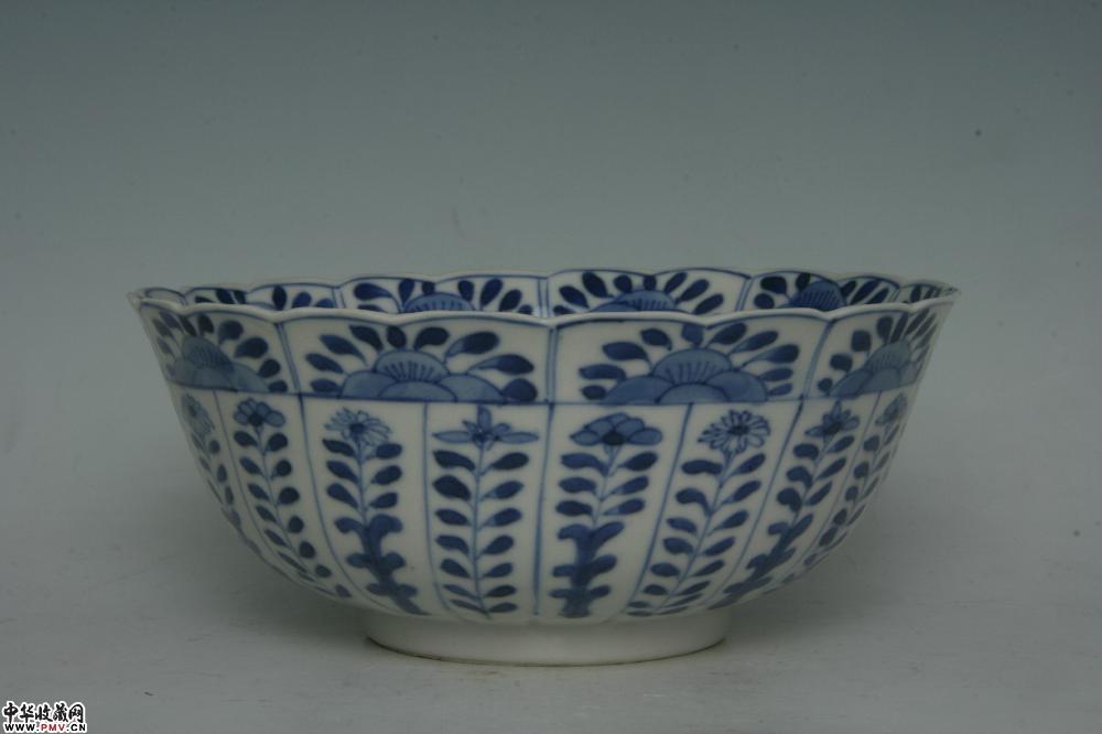 清康熙景德镇窑青花花卉纹花口碗
