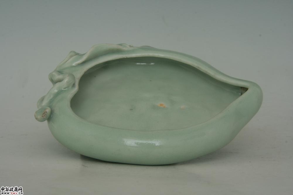 清乾隆景德镇窑冬青釉桃形洗