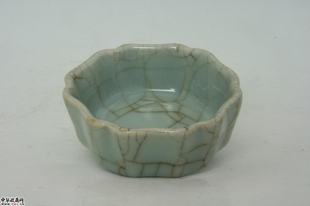 清雍正景德镇窑仿官釉六角水丞