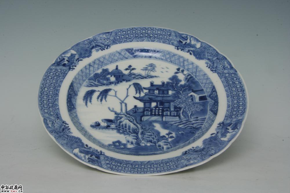 清乾隆景德镇窑青花山水楼阁纹花口盘