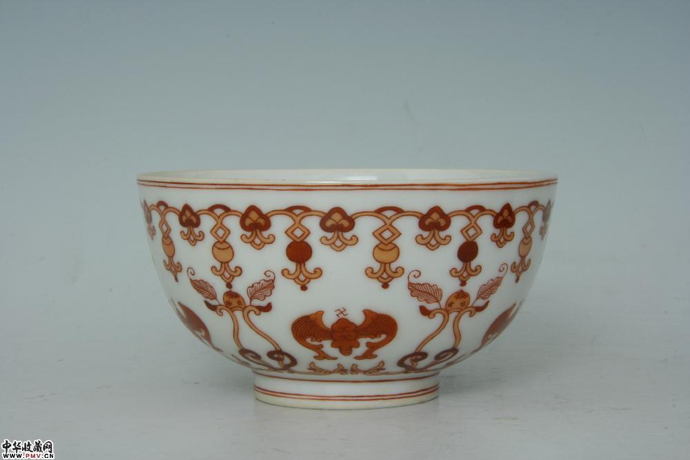 清道光景德镇窑矾红彩流苏福寿纹碗