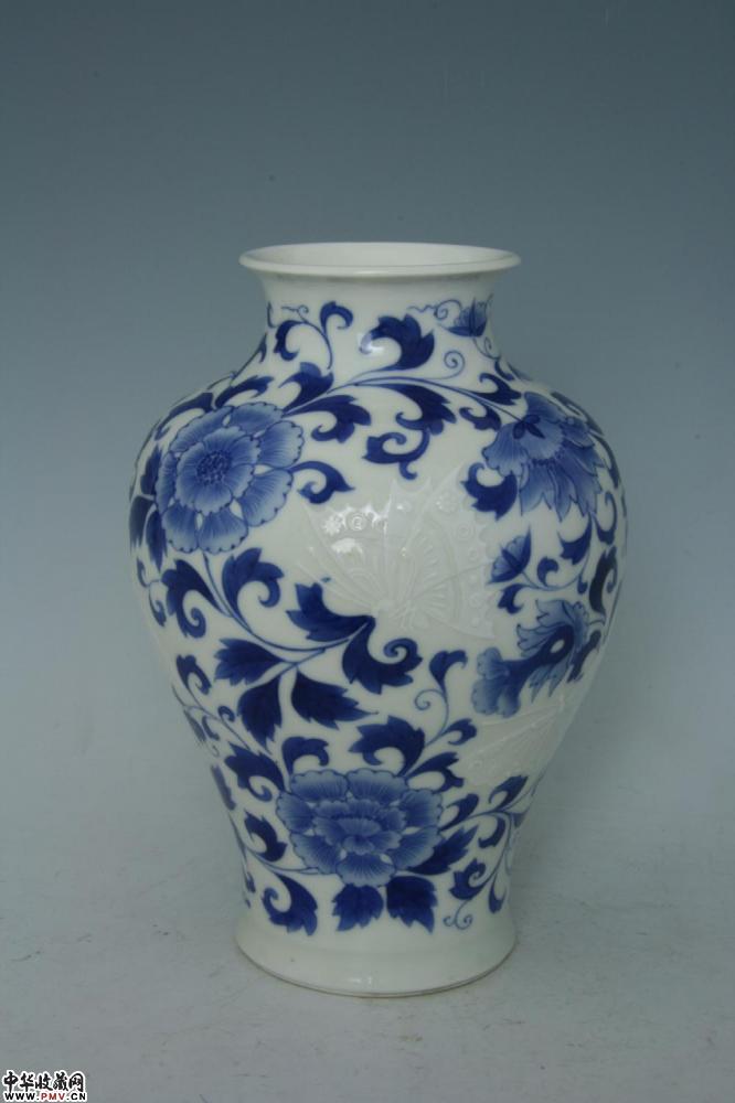 清光绪景德镇窑青花凸蝶牡丹纹梅瓶