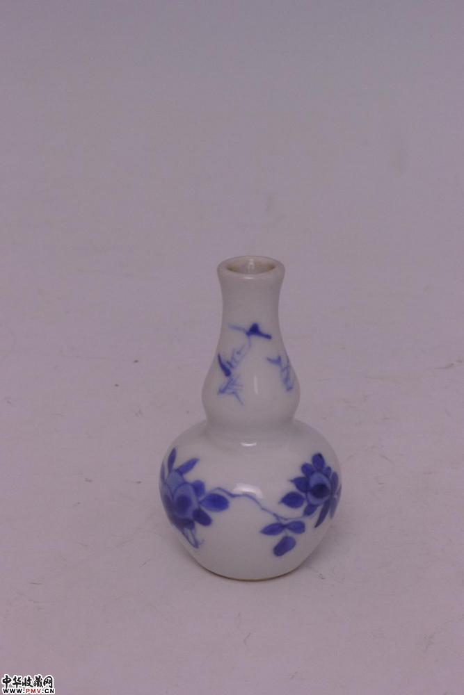 清康熙景德镇窑青花花卉纹葫芦瓶