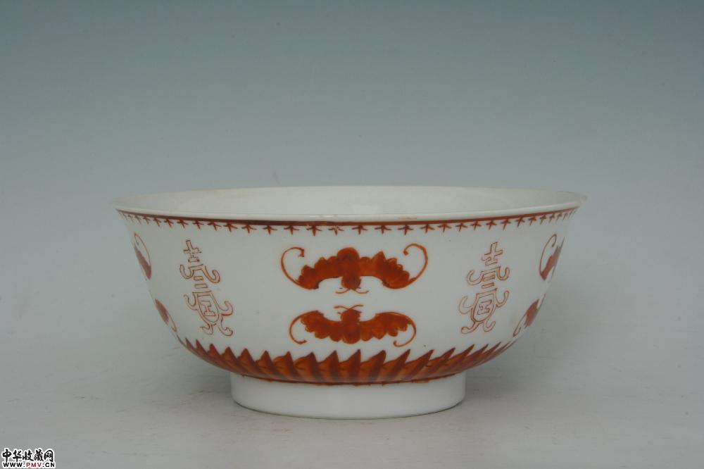 清雍正景德镇窑矾红福寿纹碗