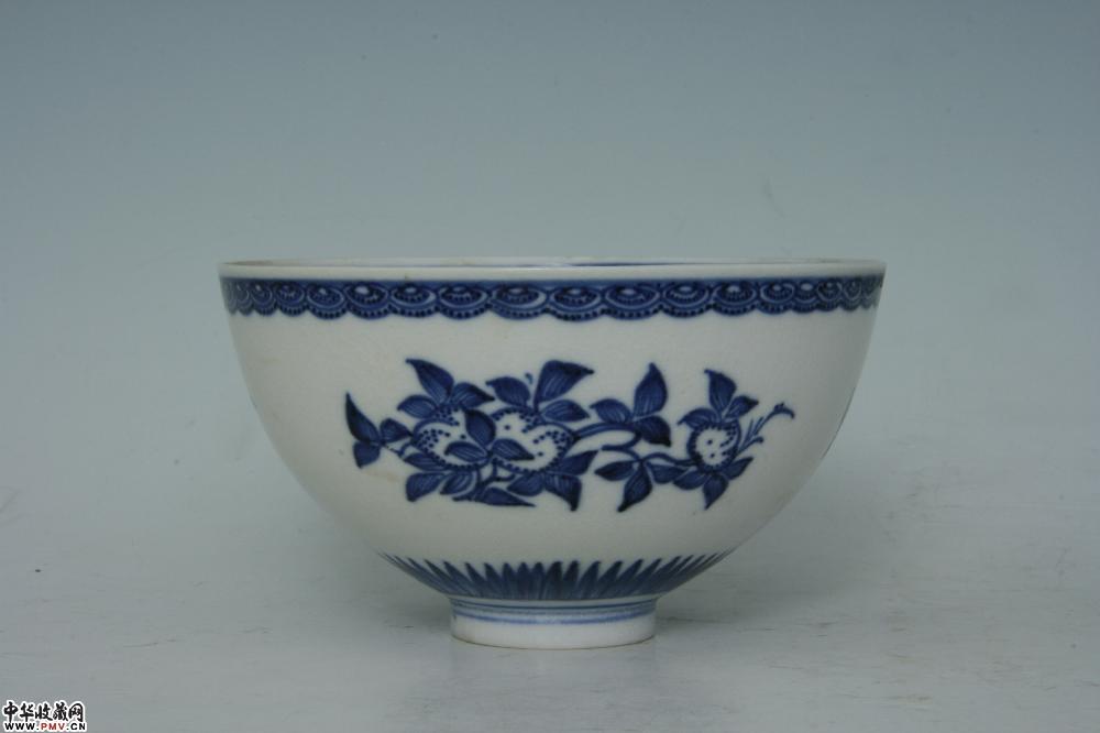 清乾隆景德镇窑青花瓜果纹鸡心碗