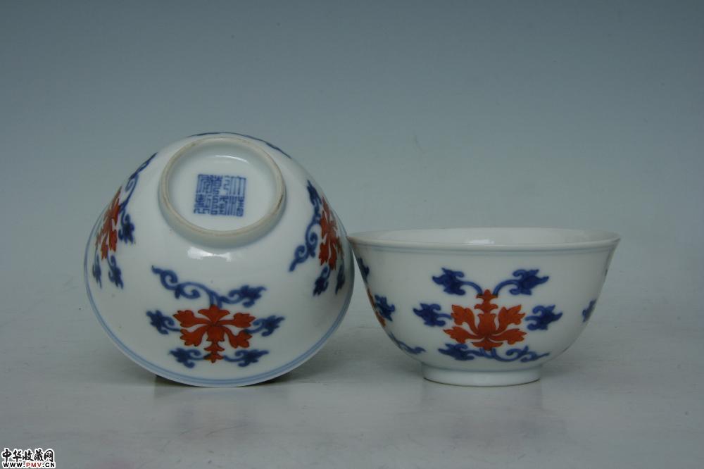 清乾隆景德镇窑青花矾红花卉纹杯（一对）