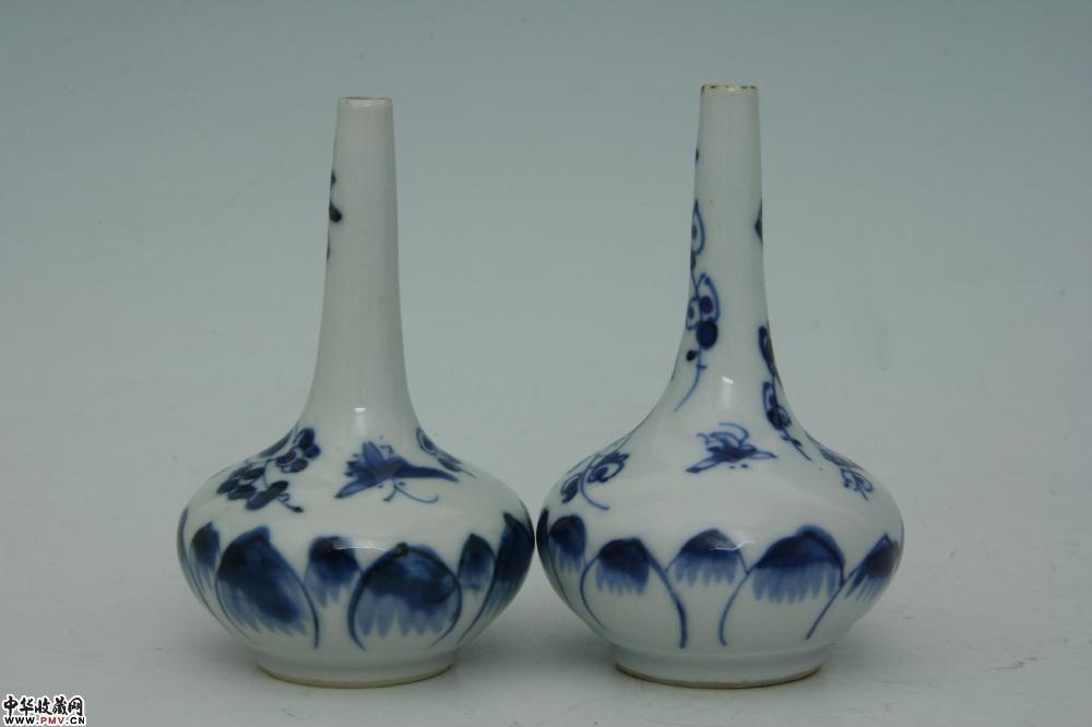 清康熙景德镇窑青花花蝶纹荸荠瓶（一对）