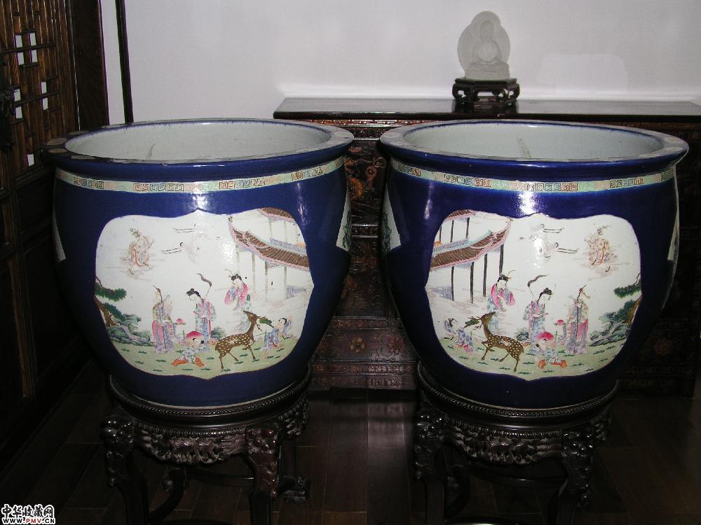 清光绪景德镇蓝地描金粉彩开光蟠桃盛会缸（一对）