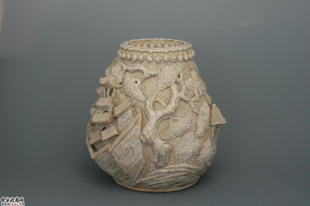 清同治景德镇窑哥釉浮雕山水楼阁纹鱼篓尊