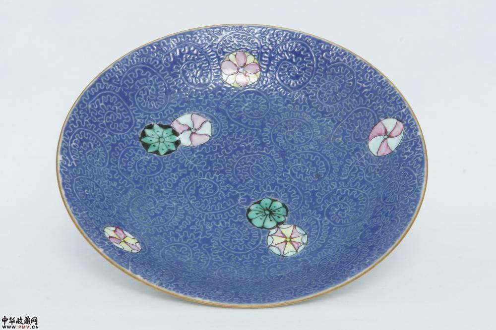 清乾隆景德镇窑蓝地轧道粉彩皮球花纹碟