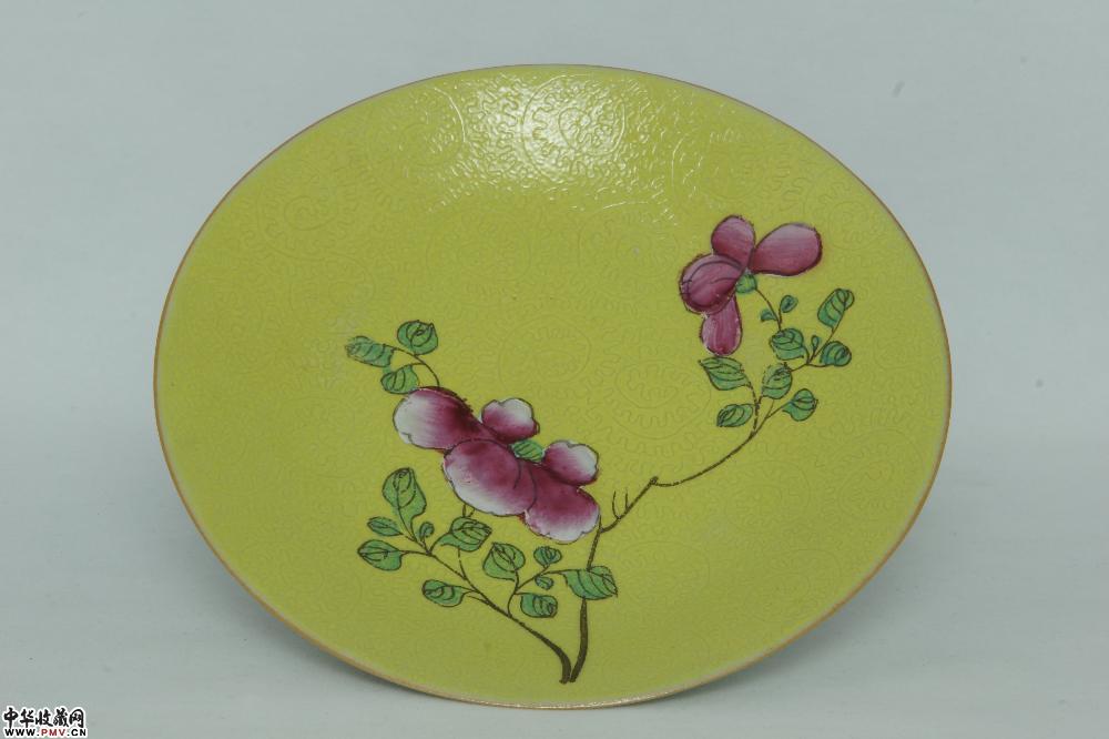 清嘉庆景德镇窑黄地轧道粉彩折枝花卉纹碟
